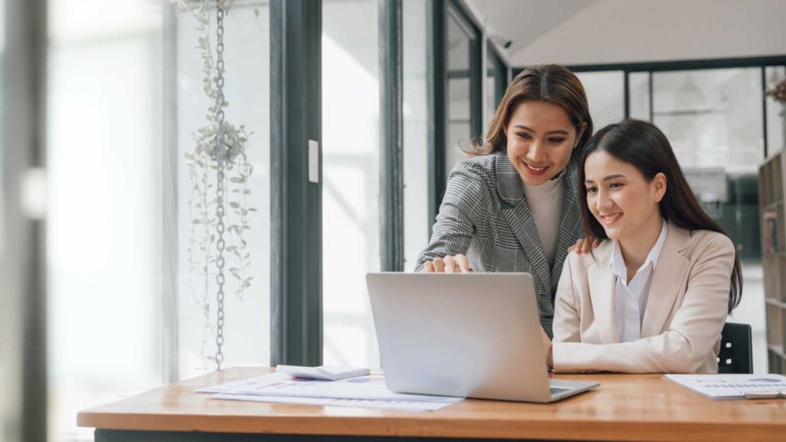 Two woman discussing